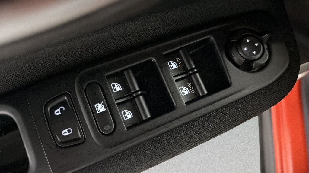 Used 2020 Jeep Renegade Latitude w/ Cold Weather Group FWD image 15