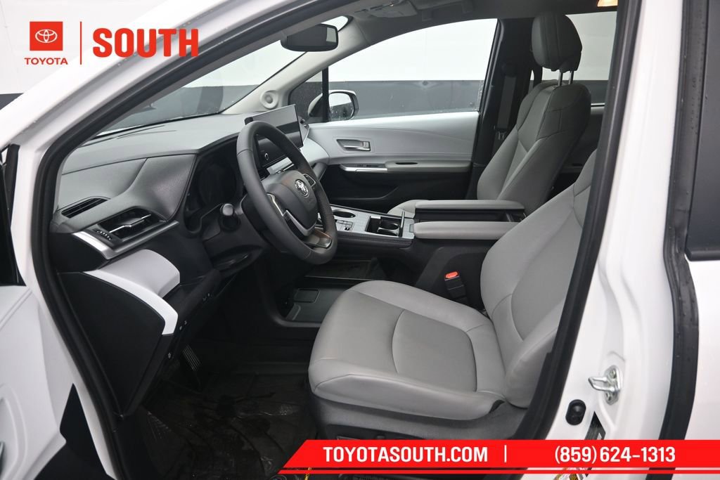 Used 2025 Toyota Sienna XLE FWD image 9