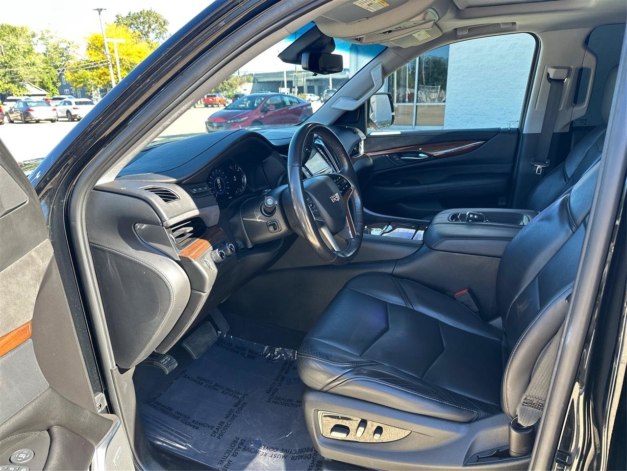 Used 2018 Cadillac Escalade Luxury AWD/4WD image 9