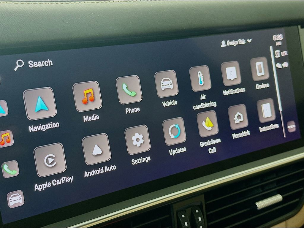 Certified 2022 Porsche Cayenne Platinum Edition image 15