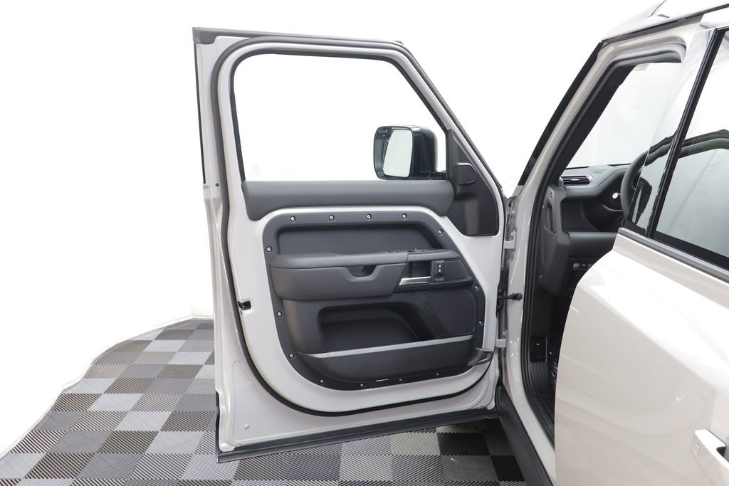 New 2026 Land Rover Defender 130 X-Dynamic SE image 6
