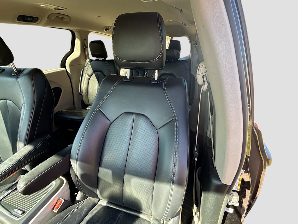 Used 2024 Chrysler Pacifica Touring-L FWD image 19