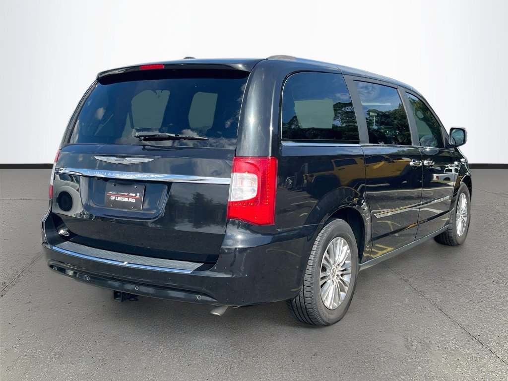 Used 2014 Chrysler Town & Country Touring-L FWD image 7