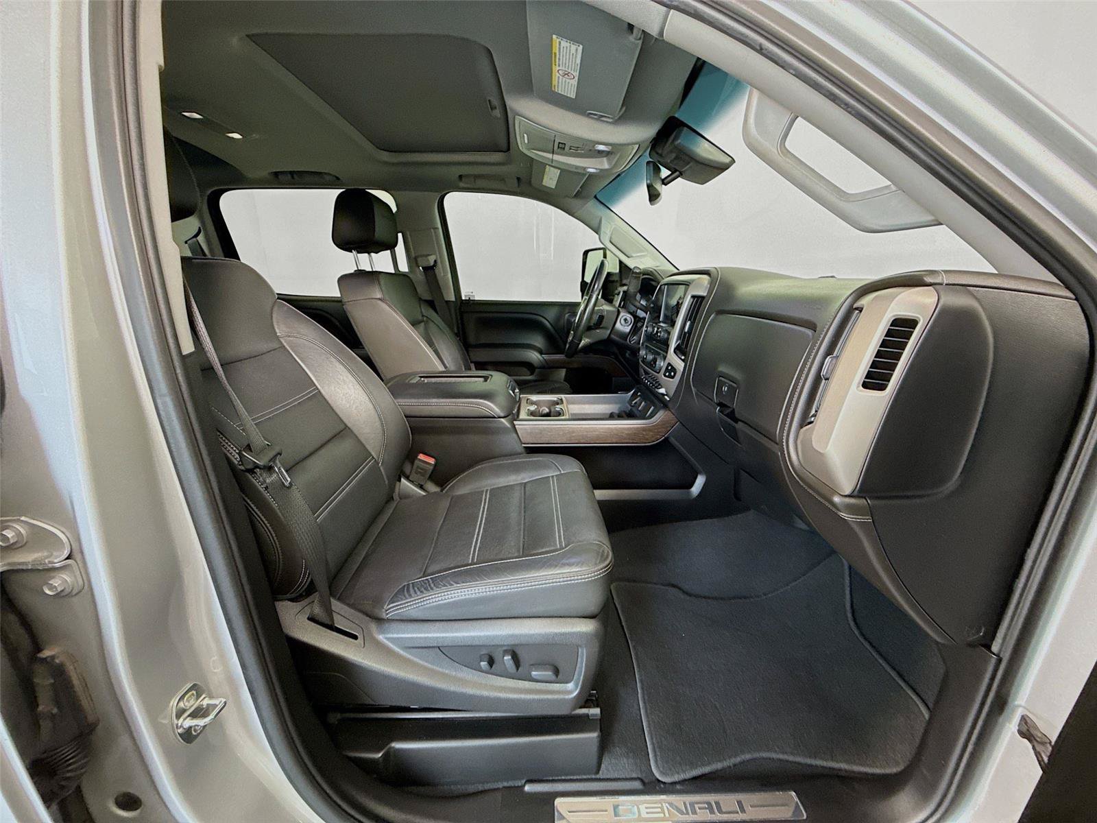 Used 2019 GMC Sierra 2500 Denali w/ Duramax Plus Package AWD/4WD image 6