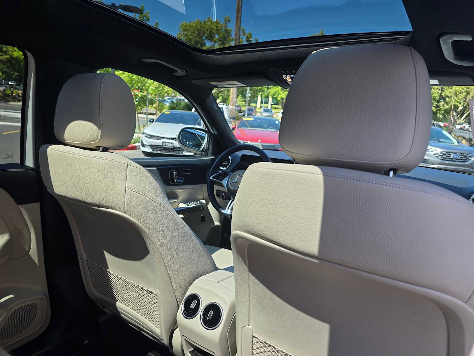 Used 2025 Mercedes-Benz GLB 250 4MATIC image 15