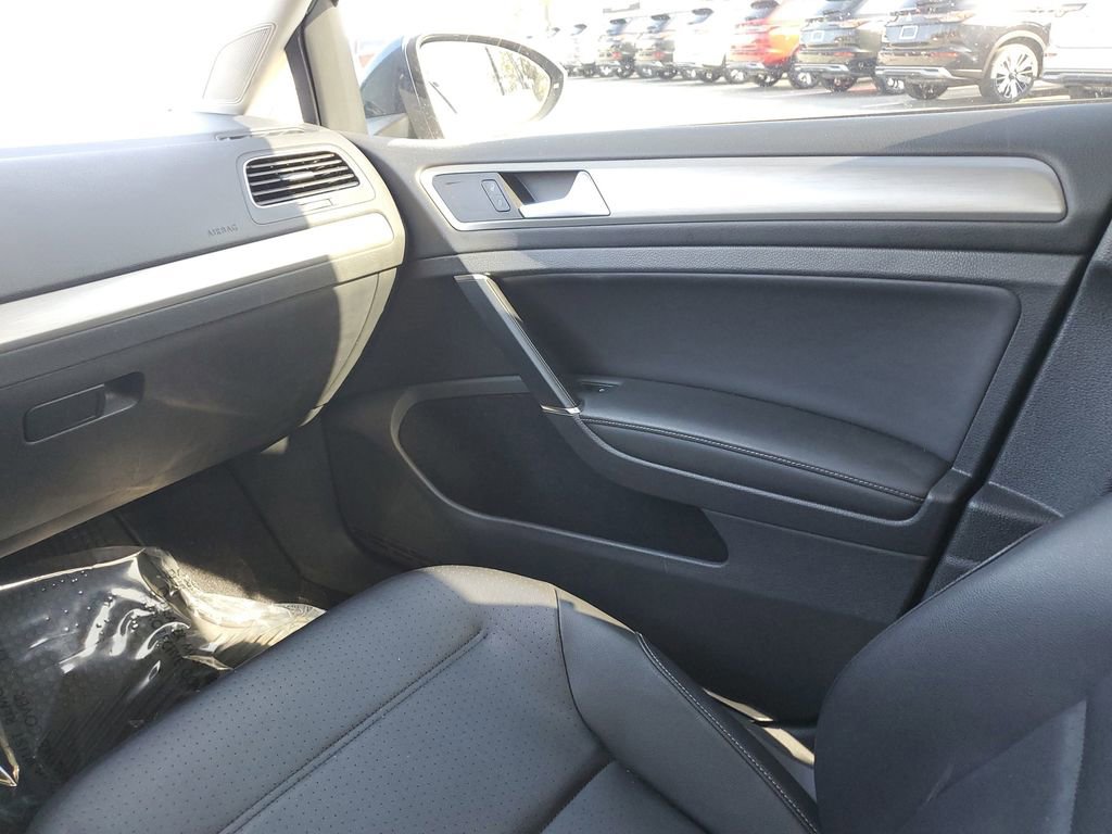 Used 2017 Volkswagen Golf S image 9