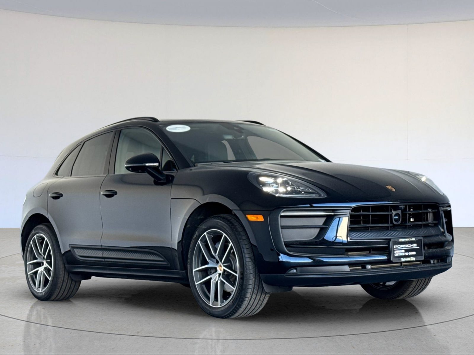 Certified 2026 Porsche Macan AWD/4WD image 10