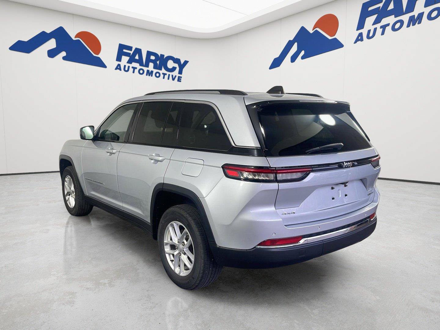Used 2023 Jeep Grand Cherokee Laredo AWD/4WD image 27