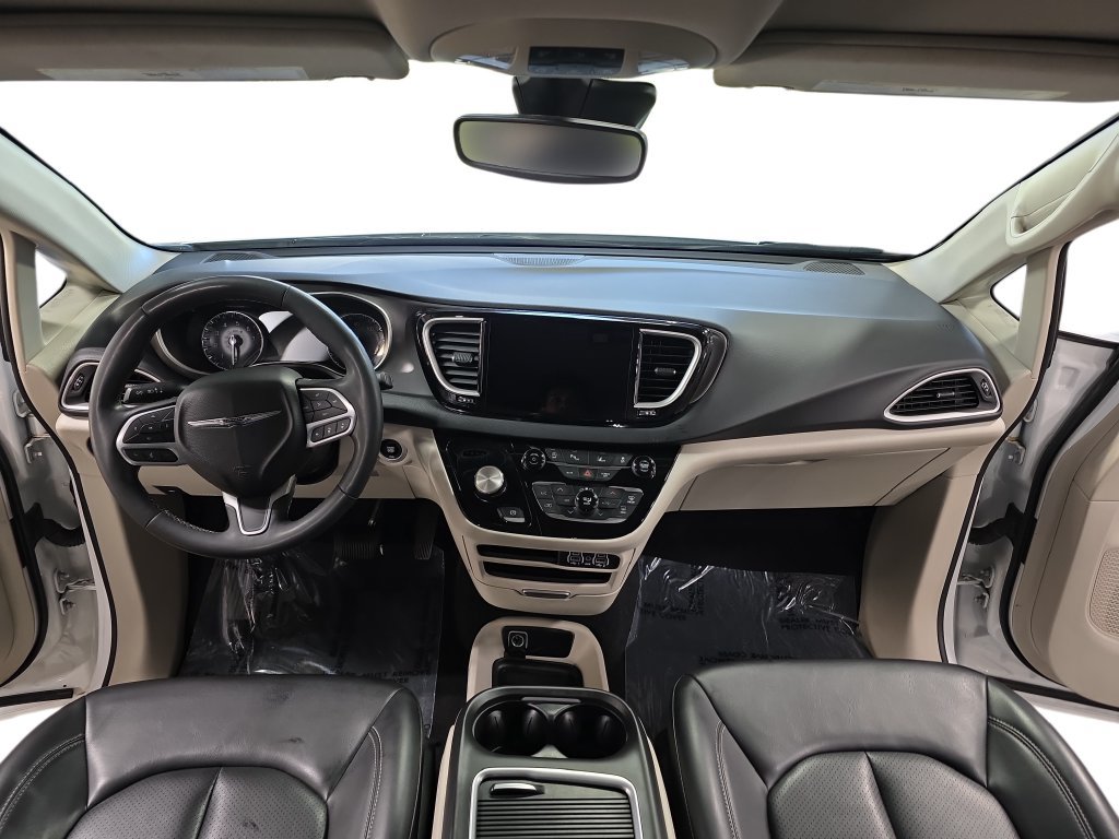 Used 2023 Chrysler Pacifica Touring-L FWD image 11