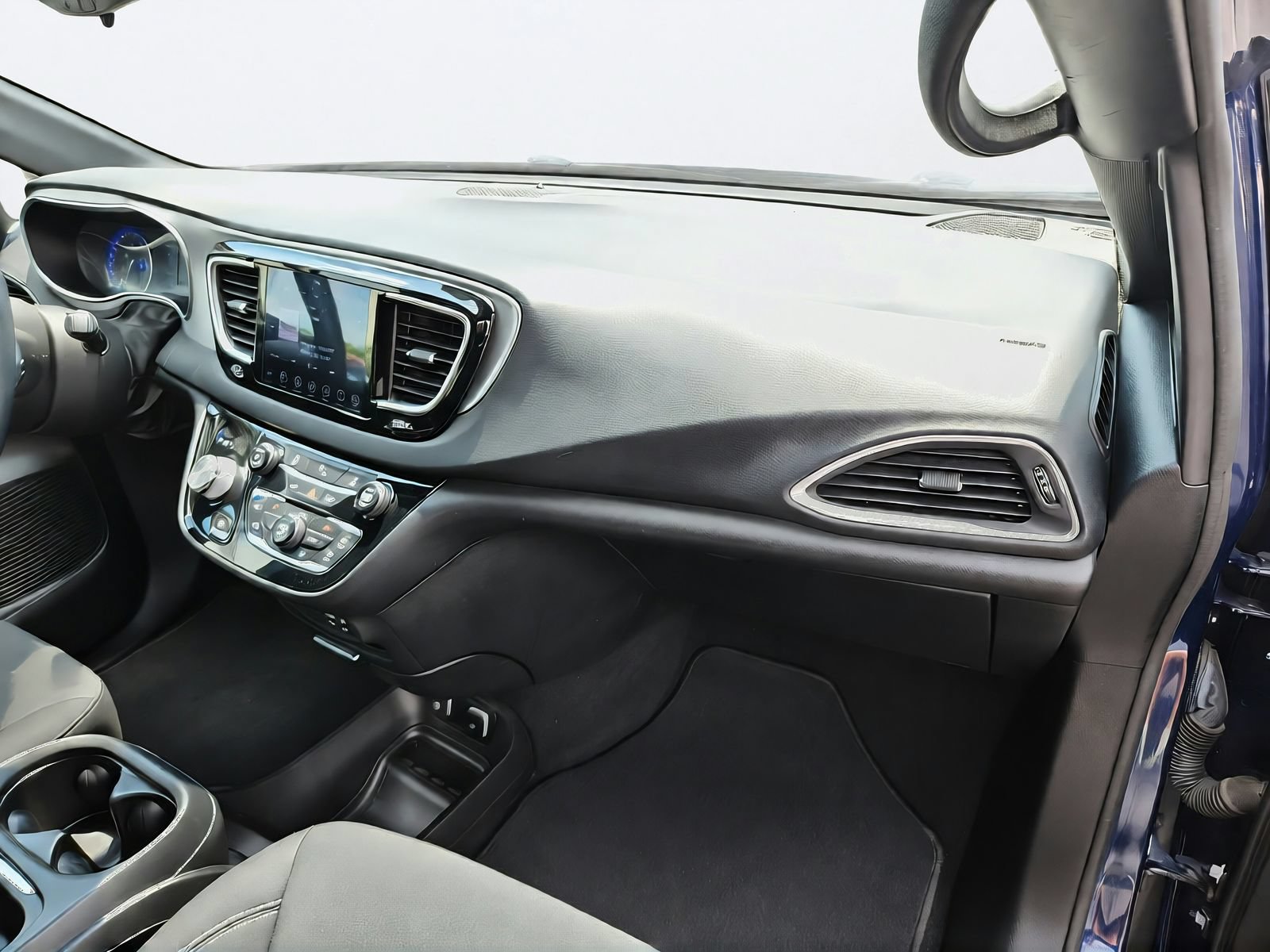 Used 2018 Chrysler Pacifica Touring Plus FWD image 26