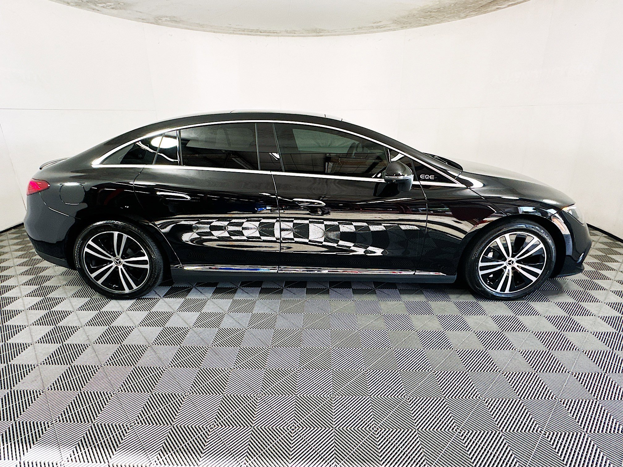 Used 2023 Mercedes-Benz EQE 500 4MATIC Sedan image 2