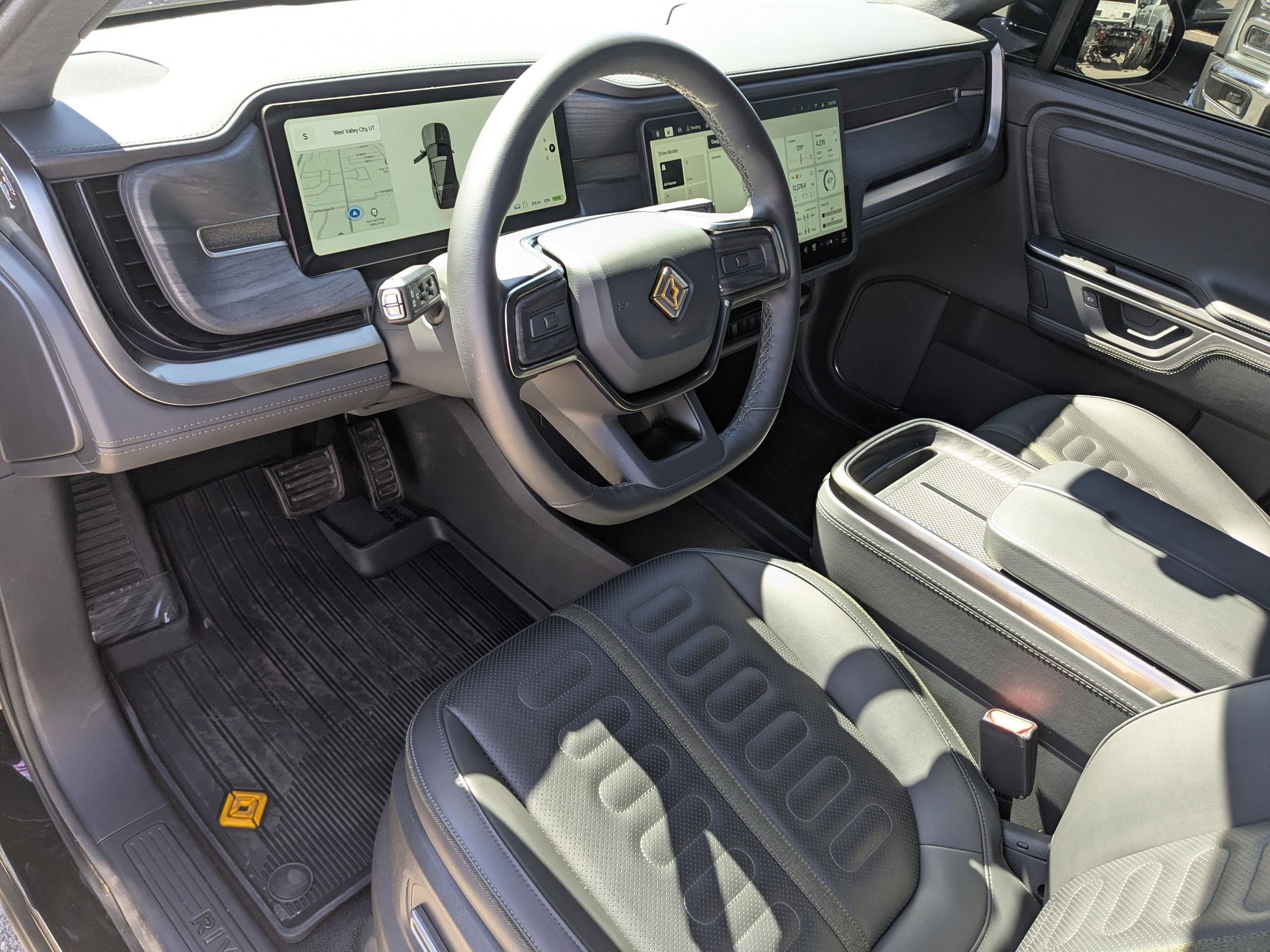 Used 2025 Rivian R1S Adventure AWD/4WD image 18