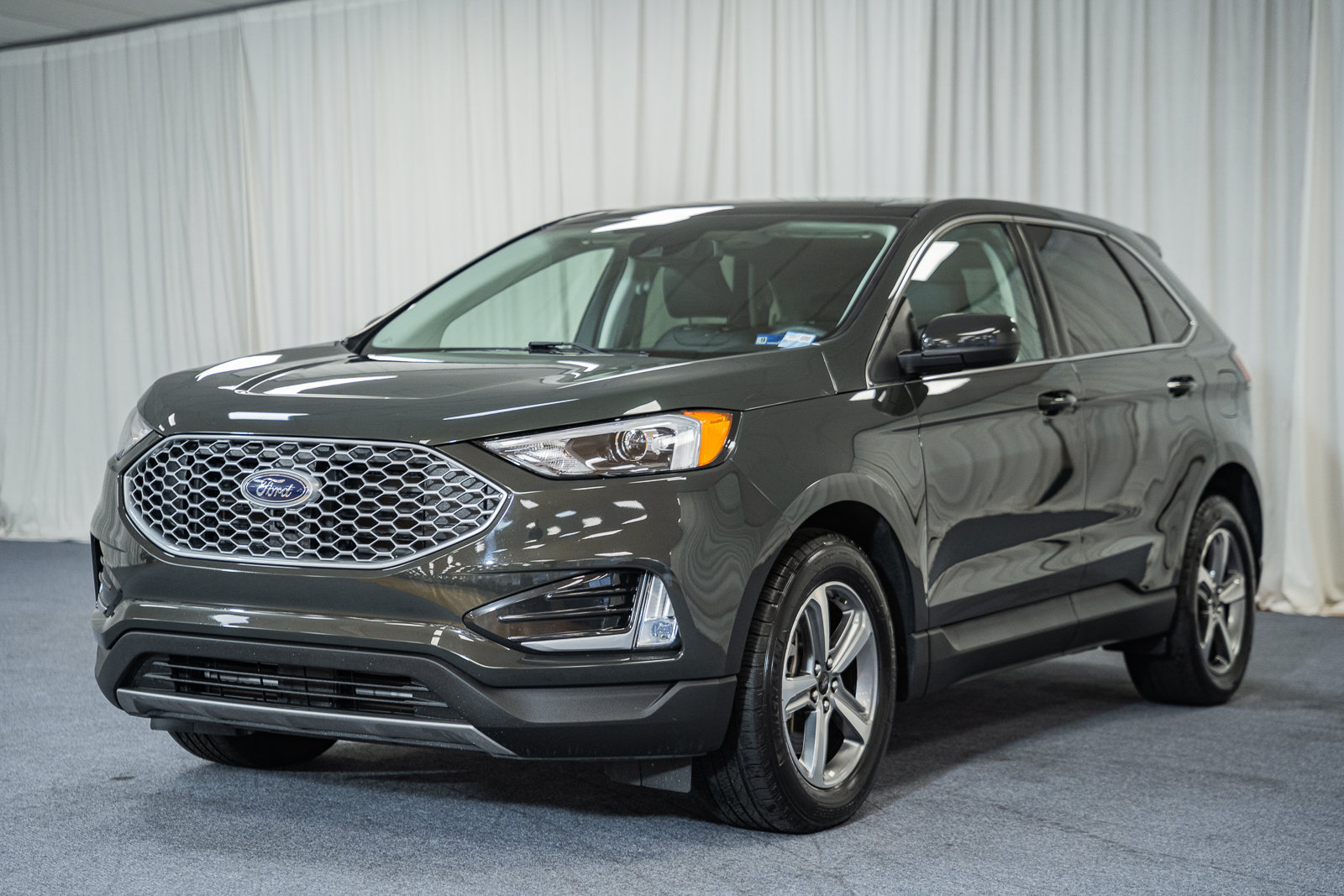 Used 2024 Ford Edge SEL w/ Convenience Package AWD/4WD image 3