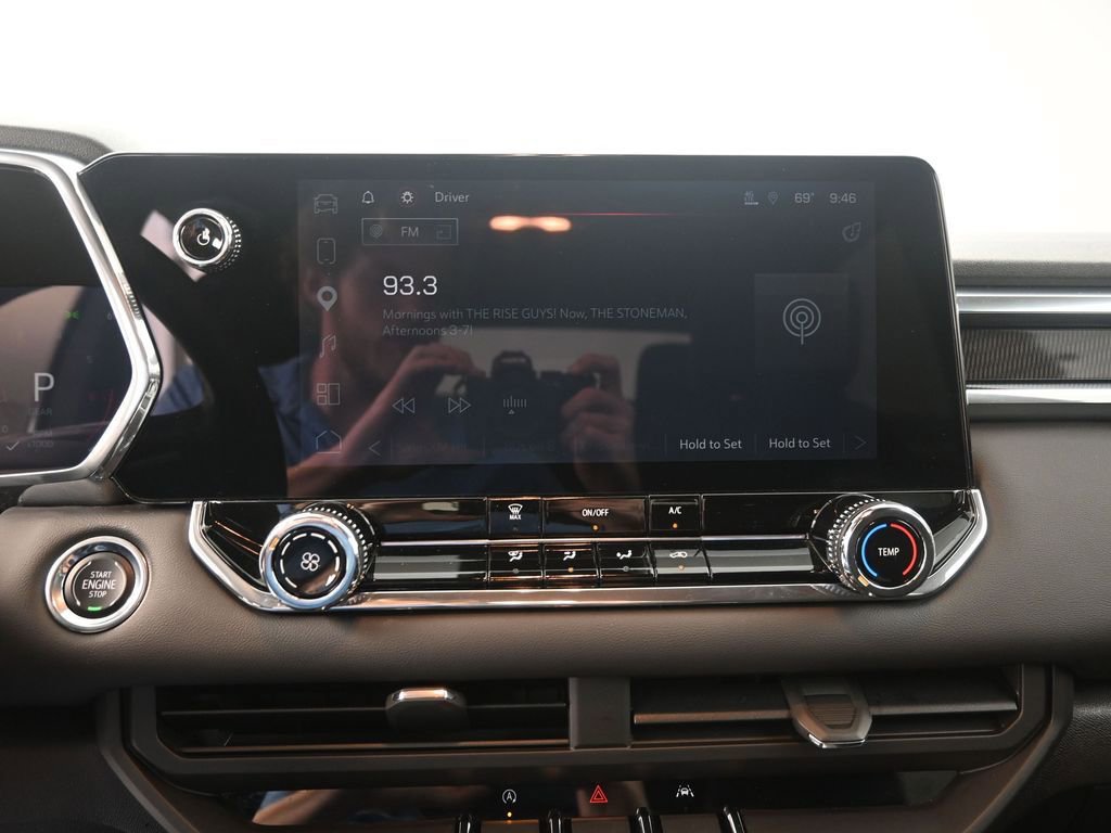 Used 2024 GMC Canyon Elevation image 10