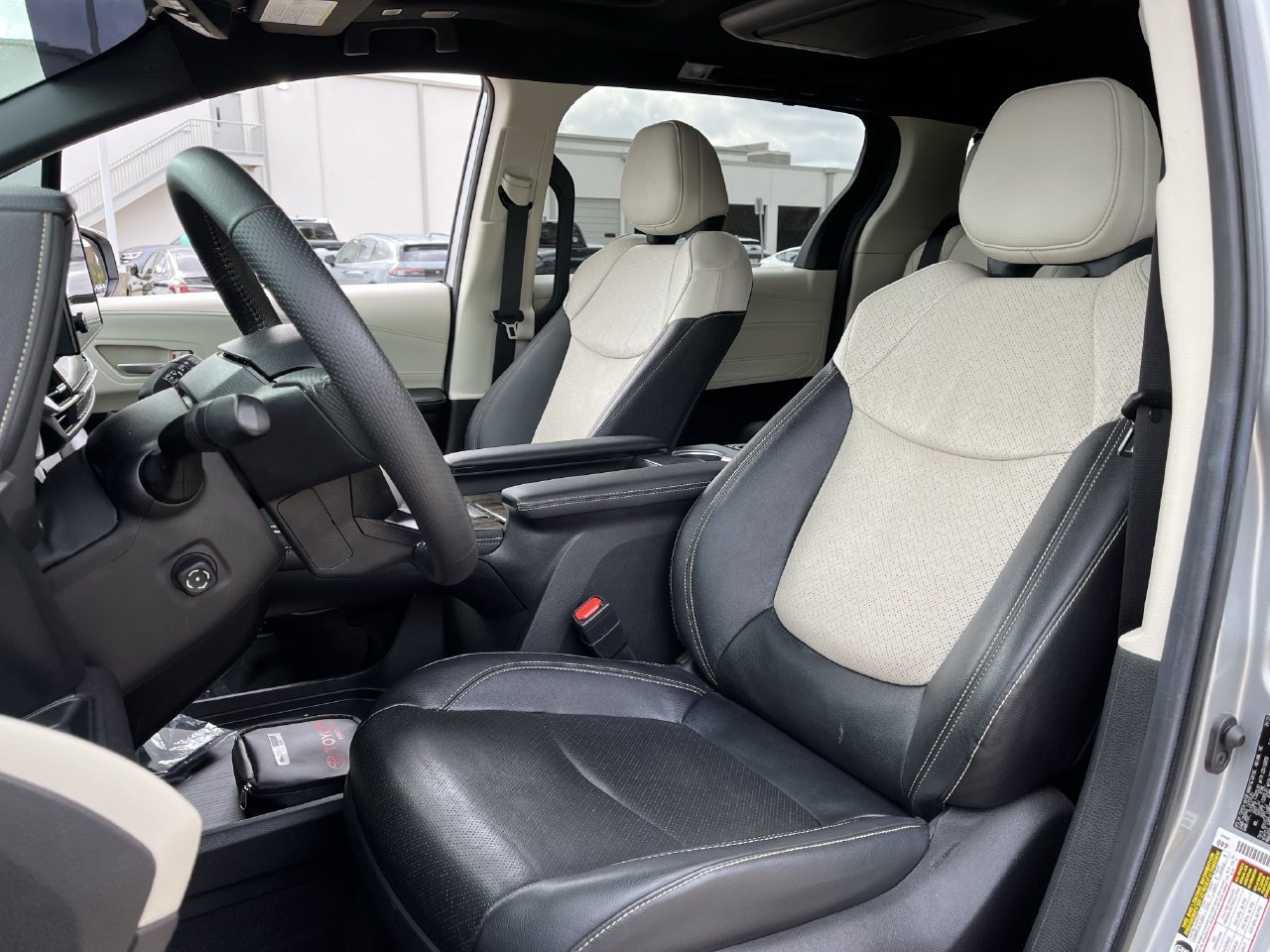 Used 2025 Toyota Sienna Platinum FWD image 23