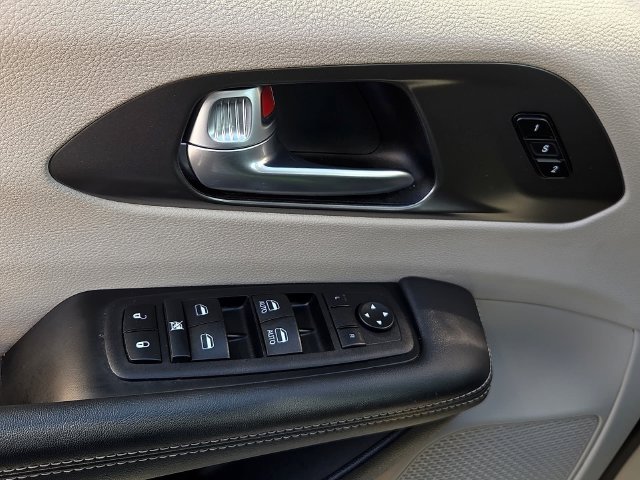 Used 2024 Chrysler Pacifica Touring-L FWD image 16