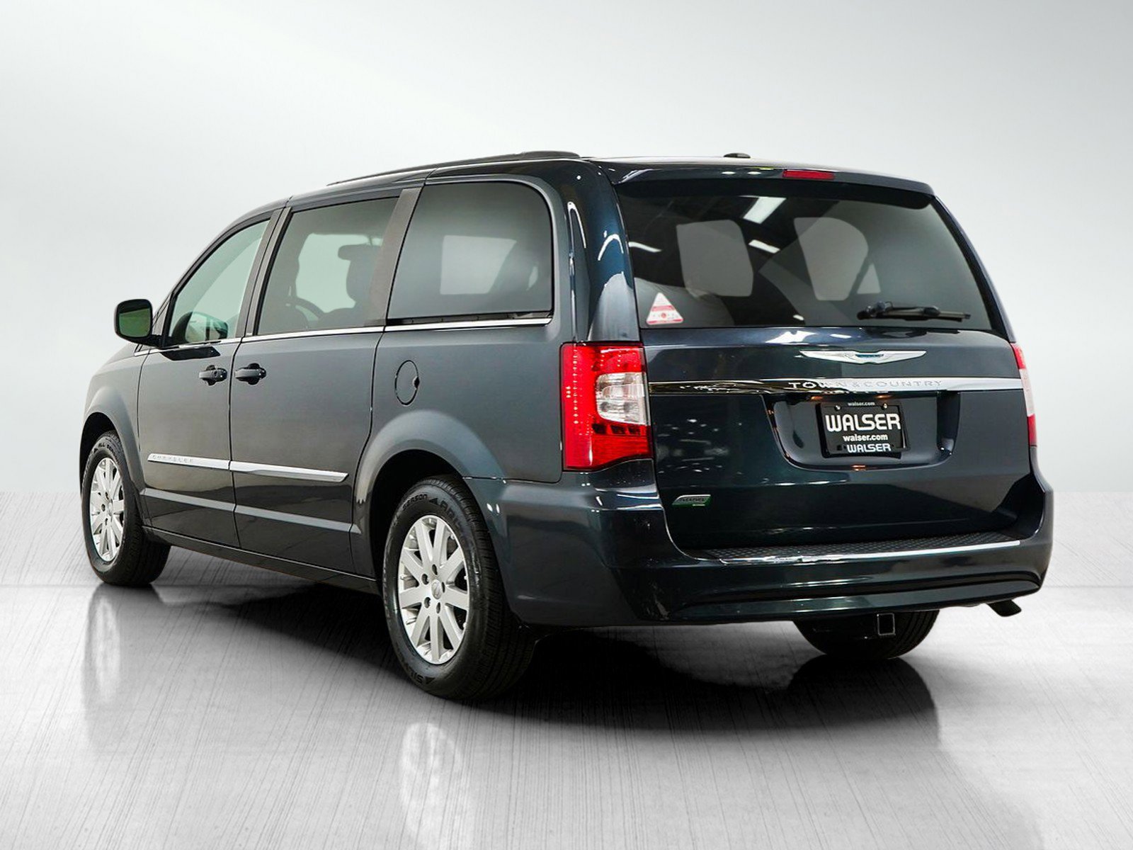 Used 2014 Chrysler Town & Country Touring FWD image 3