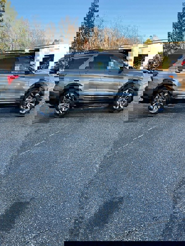 Used 2022 Ford Explorer XLT w/ Equipment Group 202A image 8