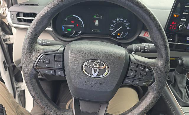 Used 2024 Toyota Sienna LE w/ LE Plus Package image 9