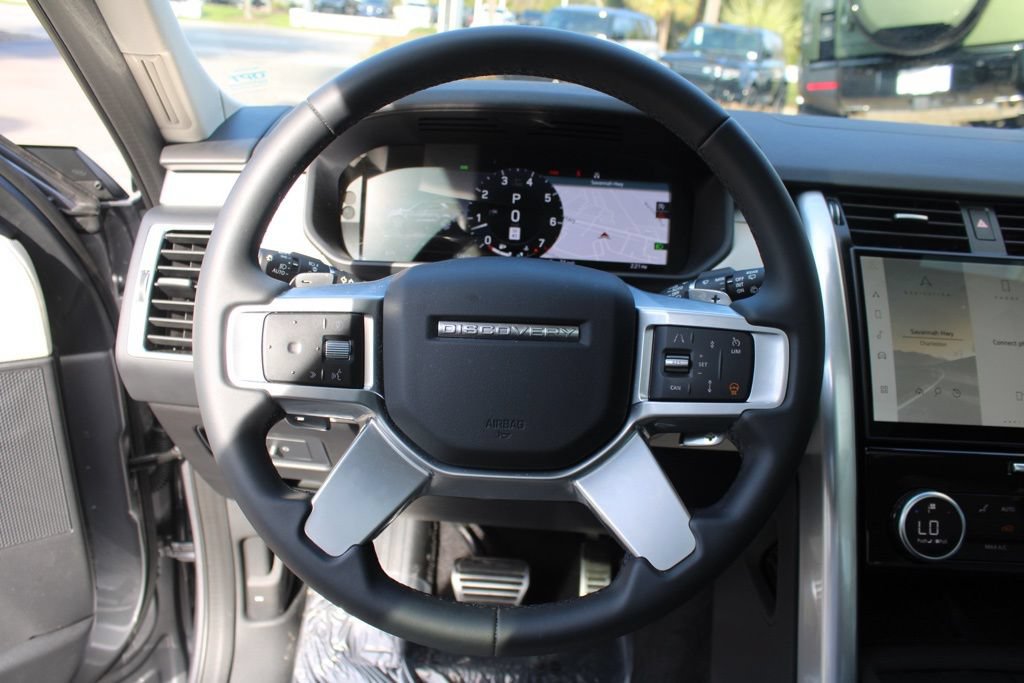 Certified 2025 Land Rover Discovery Dynamic SE AWD/4WD image 17