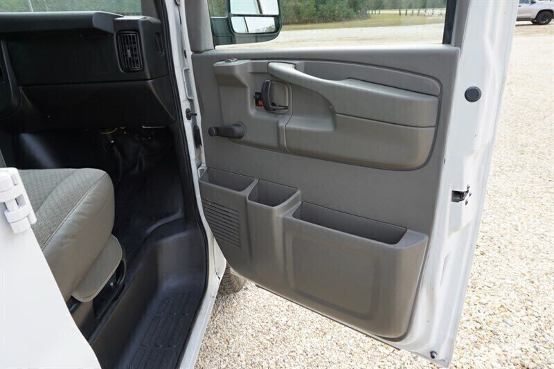Used 2010 Chevrolet Express 1500 RWD image 23
