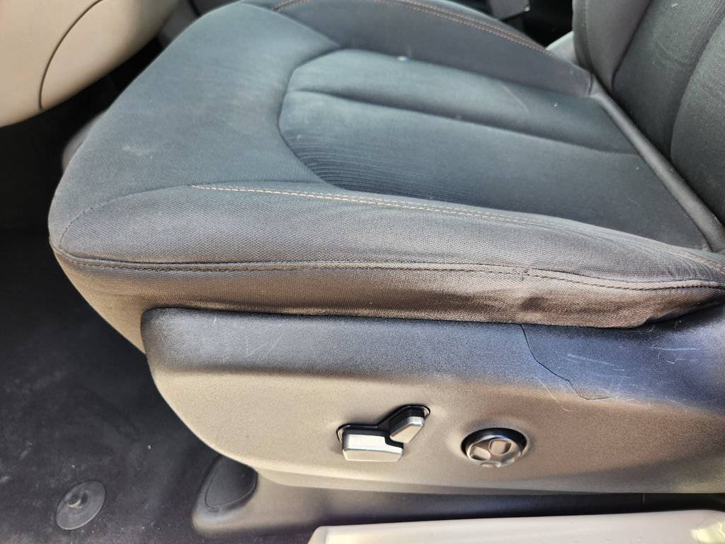 Used 2017 Chrysler Pacifica Touring w/ Tire & Wheel Group FWD image 23