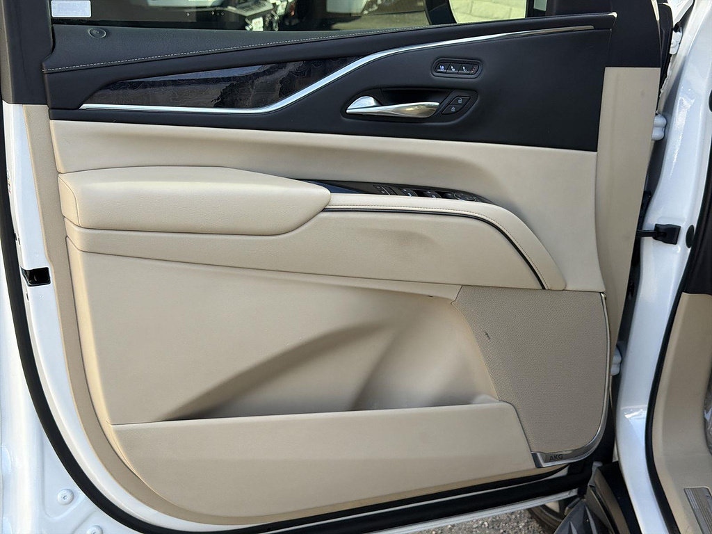Used 2022 Cadillac Escalade Premium Luxury AWD/4WD image 16