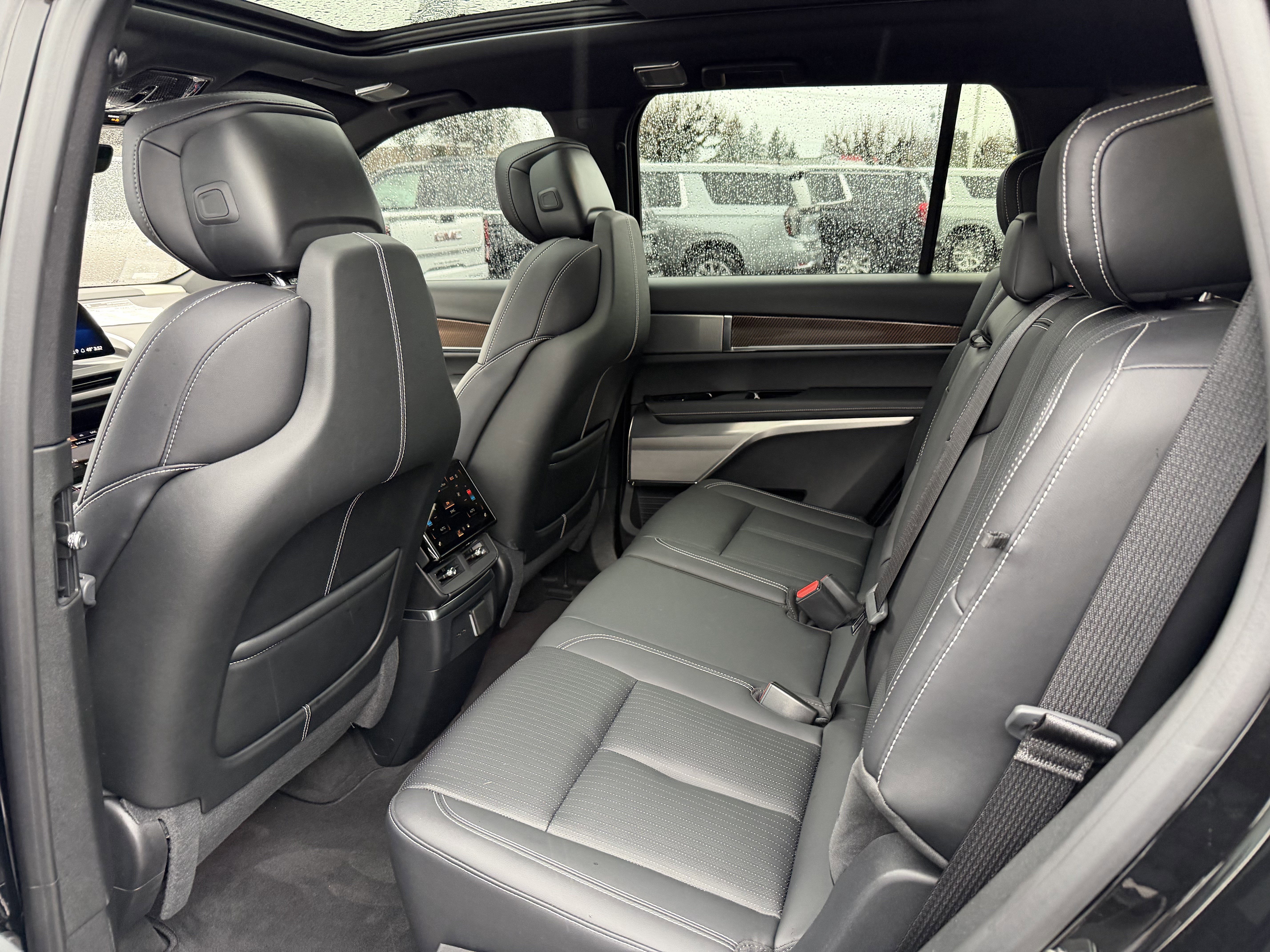 Used 2026 Cadillac Vistiq Luxury image 11