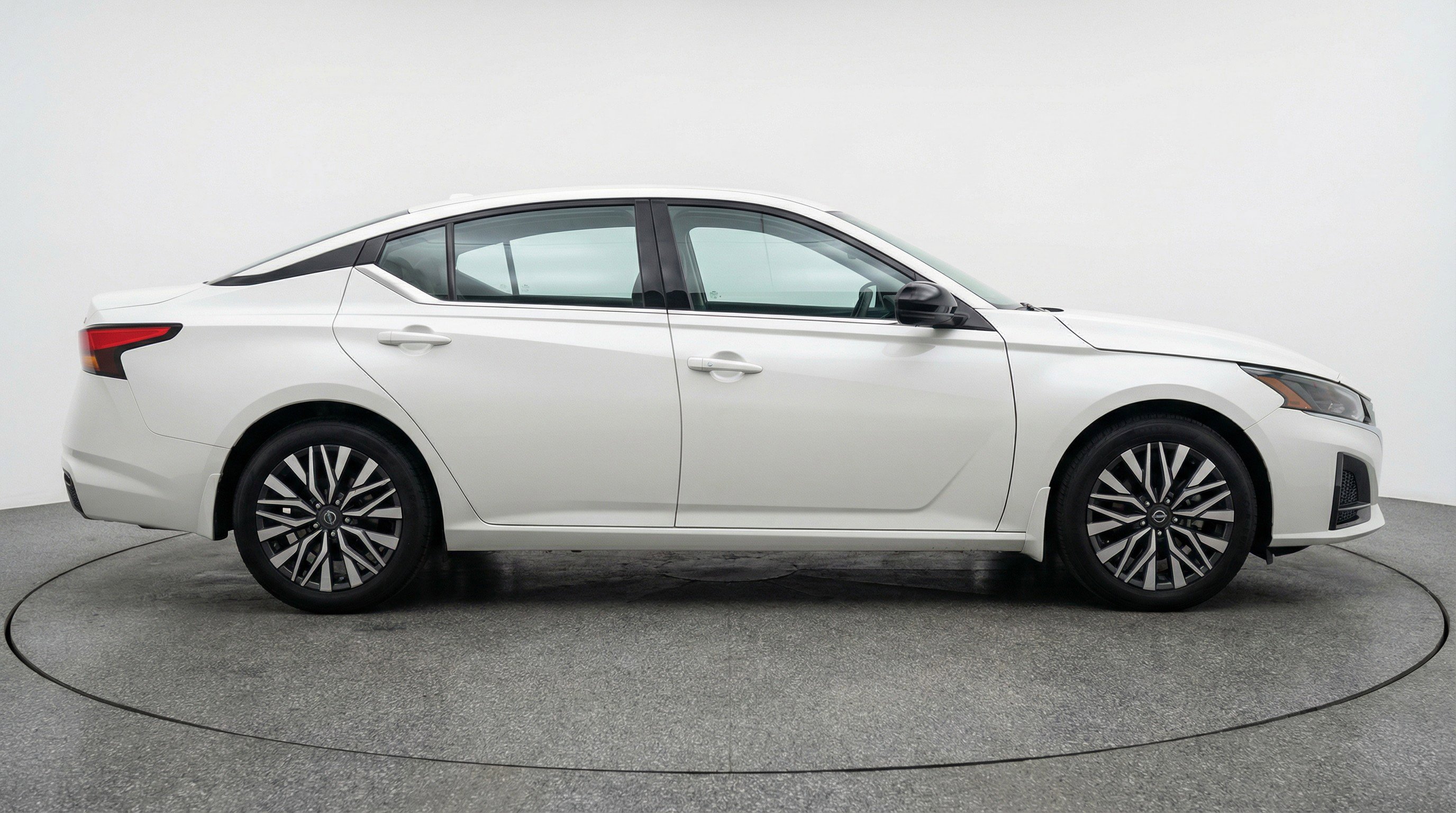 Used 2025 Nissan Altima 2.5 SV image 11