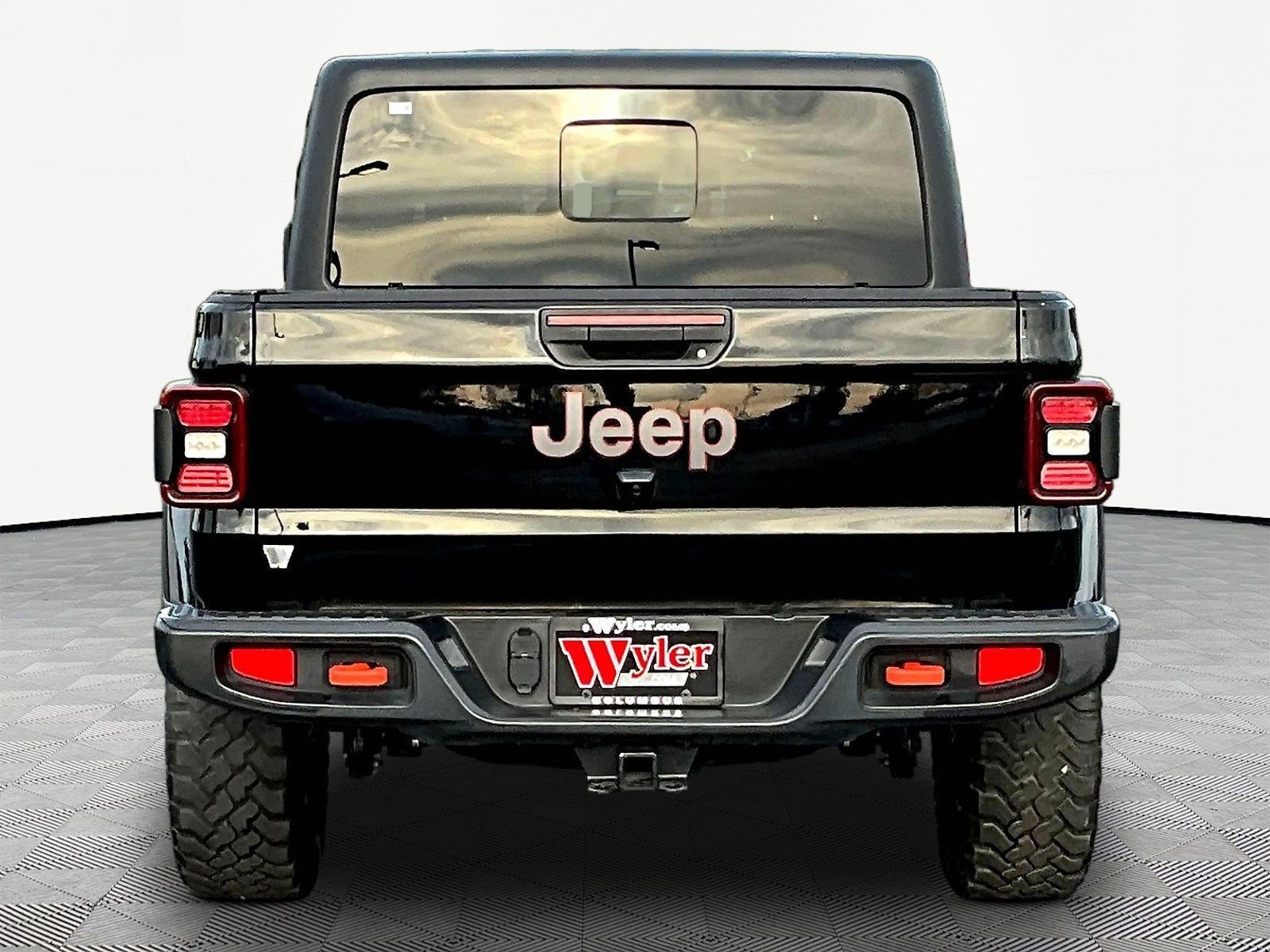 Used 2025 Jeep Gladiator Mojave w/ Convenience Group AWD/4WD image 5