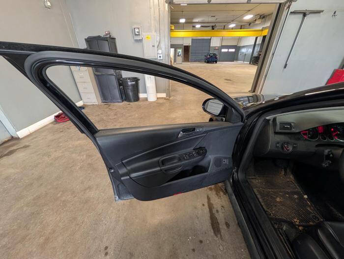 Used 2007 Volkswagen Passat 2.0T FWD image 22