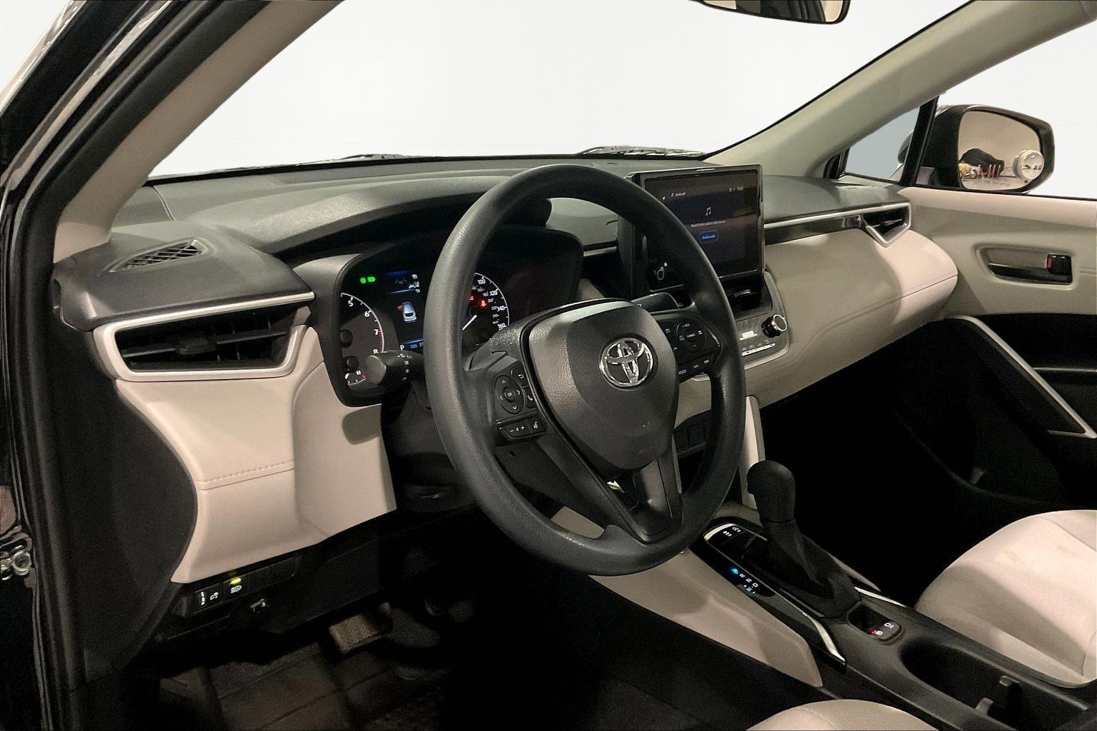 Used 2025 Toyota Corolla Cross L image 18