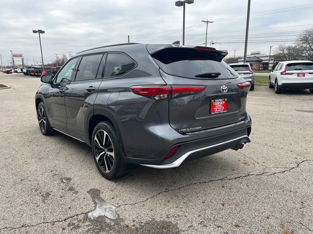 Used 2022 Toyota Highlander XSE image 3