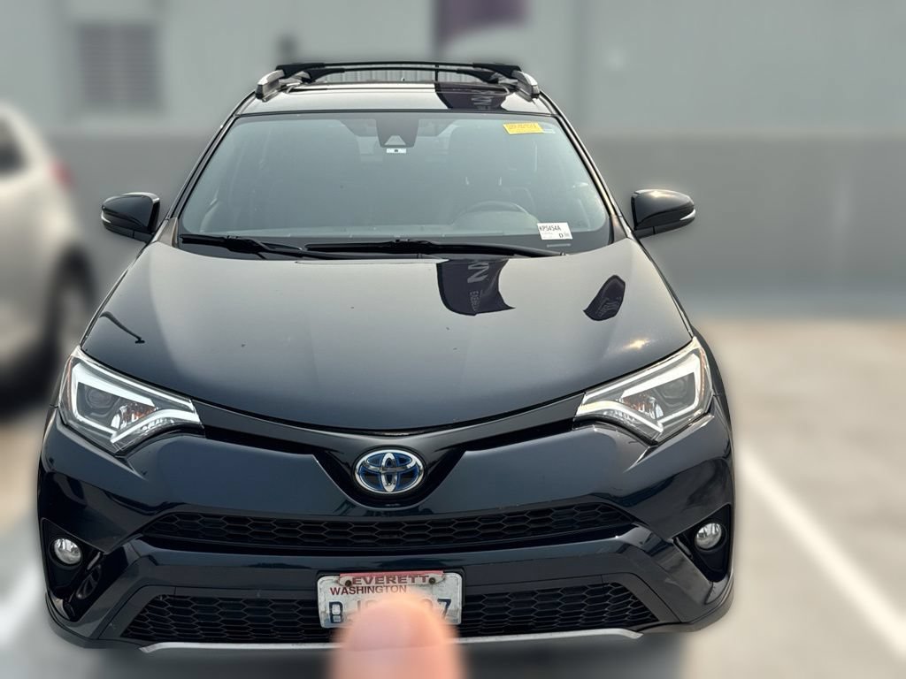 Used 2018 Toyota RAV4 SE AWD/4WD image 2