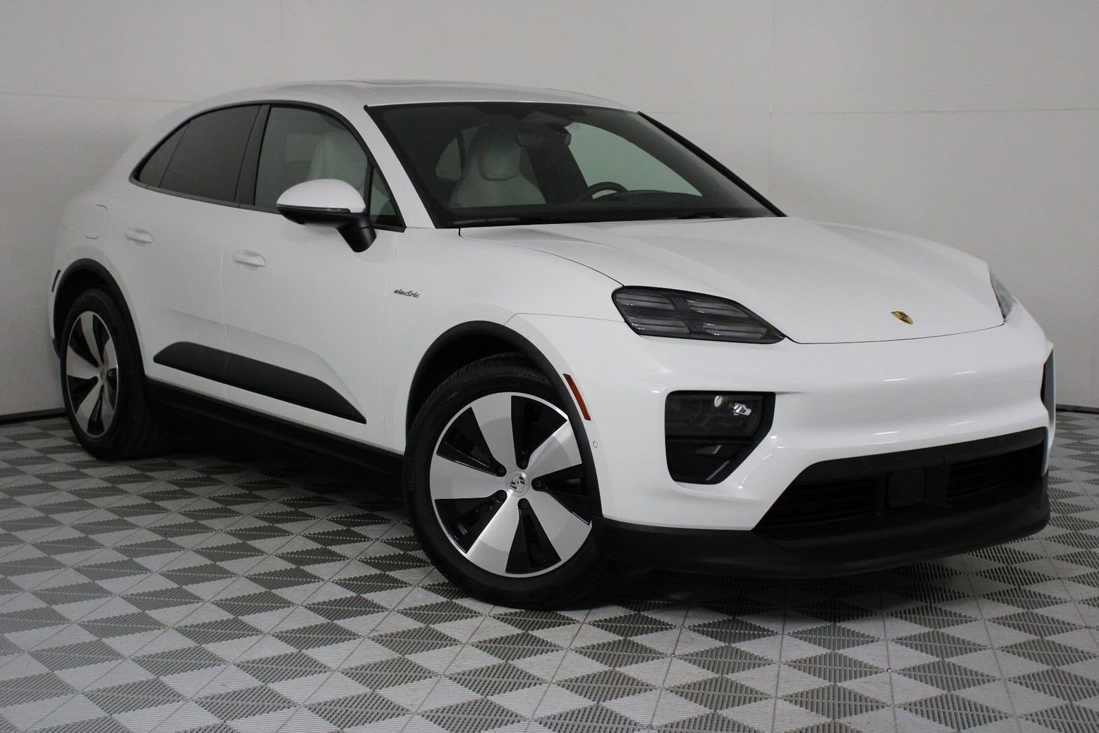 Certified 2024 Porsche Macan 4 Electric image 9
