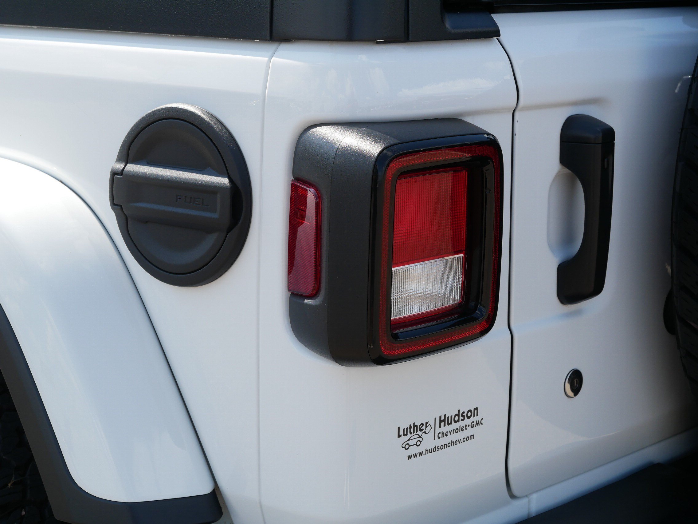 Used 2018 Jeep Wrangler Unlimited Sahara w/ Dual Top Group AWD/4WD image 17