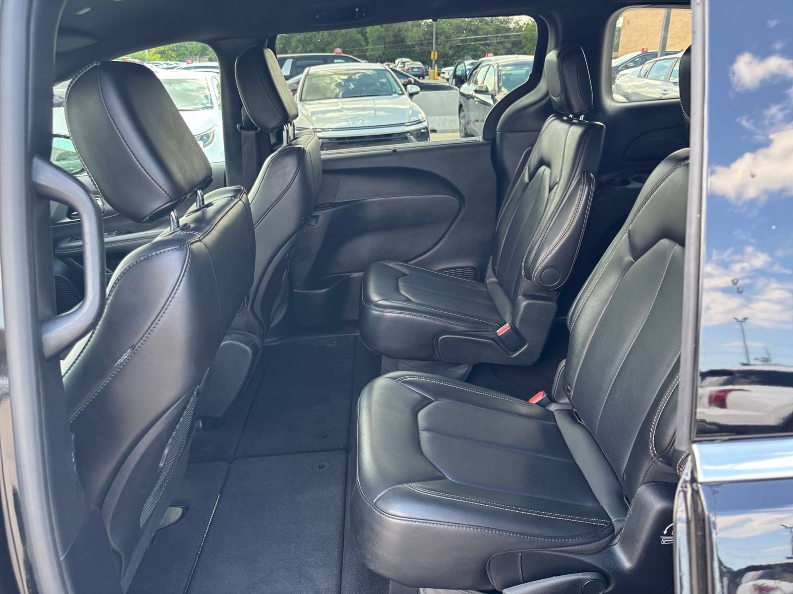 Used 2025 Chrysler Pacifica Select FWD image 27