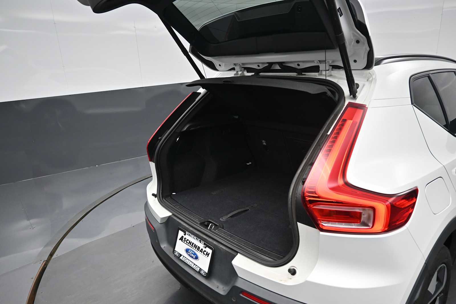 Used 2023 Volvo XC40 B4 Ultimate FWD image 13