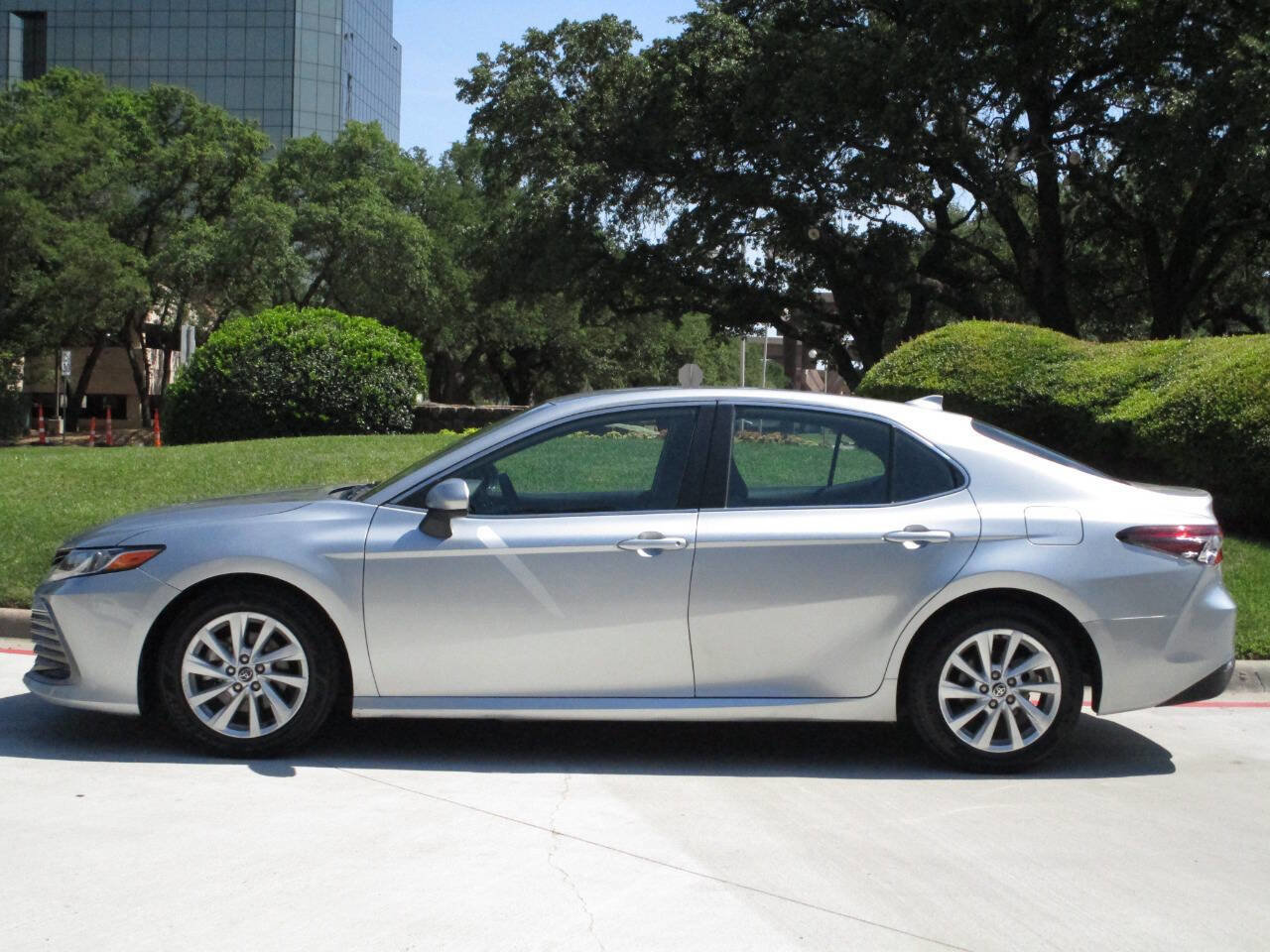 Used 2023 Toyota Camry LE FWD image 2