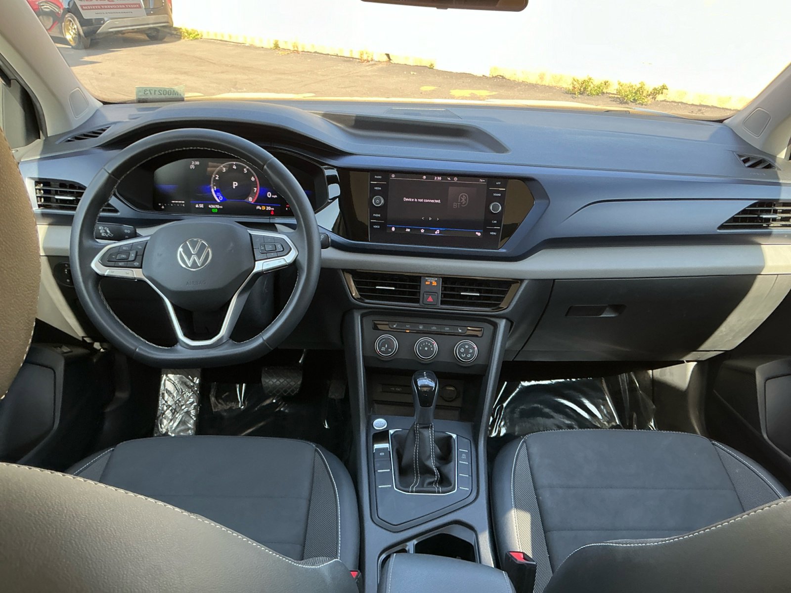 Used 2022 Volkswagen Taos SE w/ Panoramic Sunroof Package FWD image 17