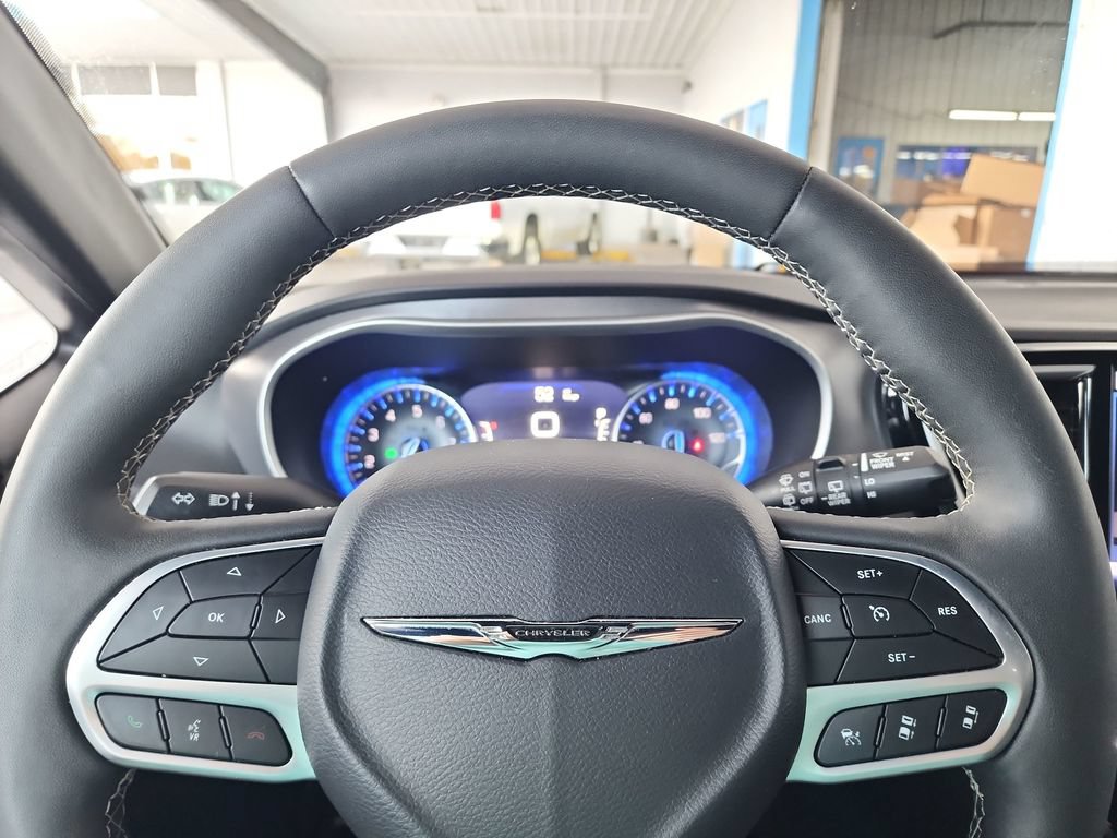 Used 2025 Chrysler Pacifica Select FWD image 21