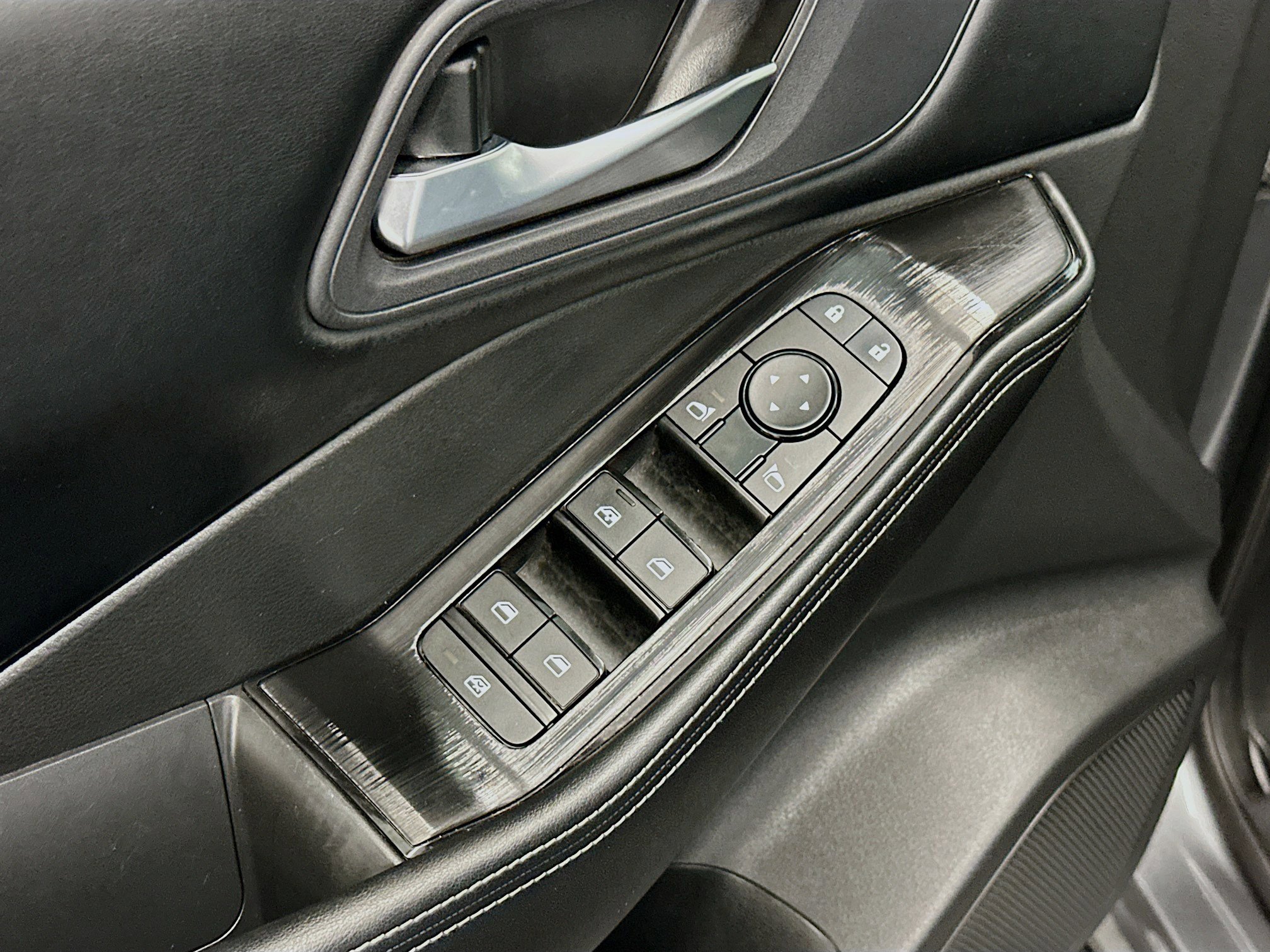 Used 2025 Nissan Rogue SV image 15