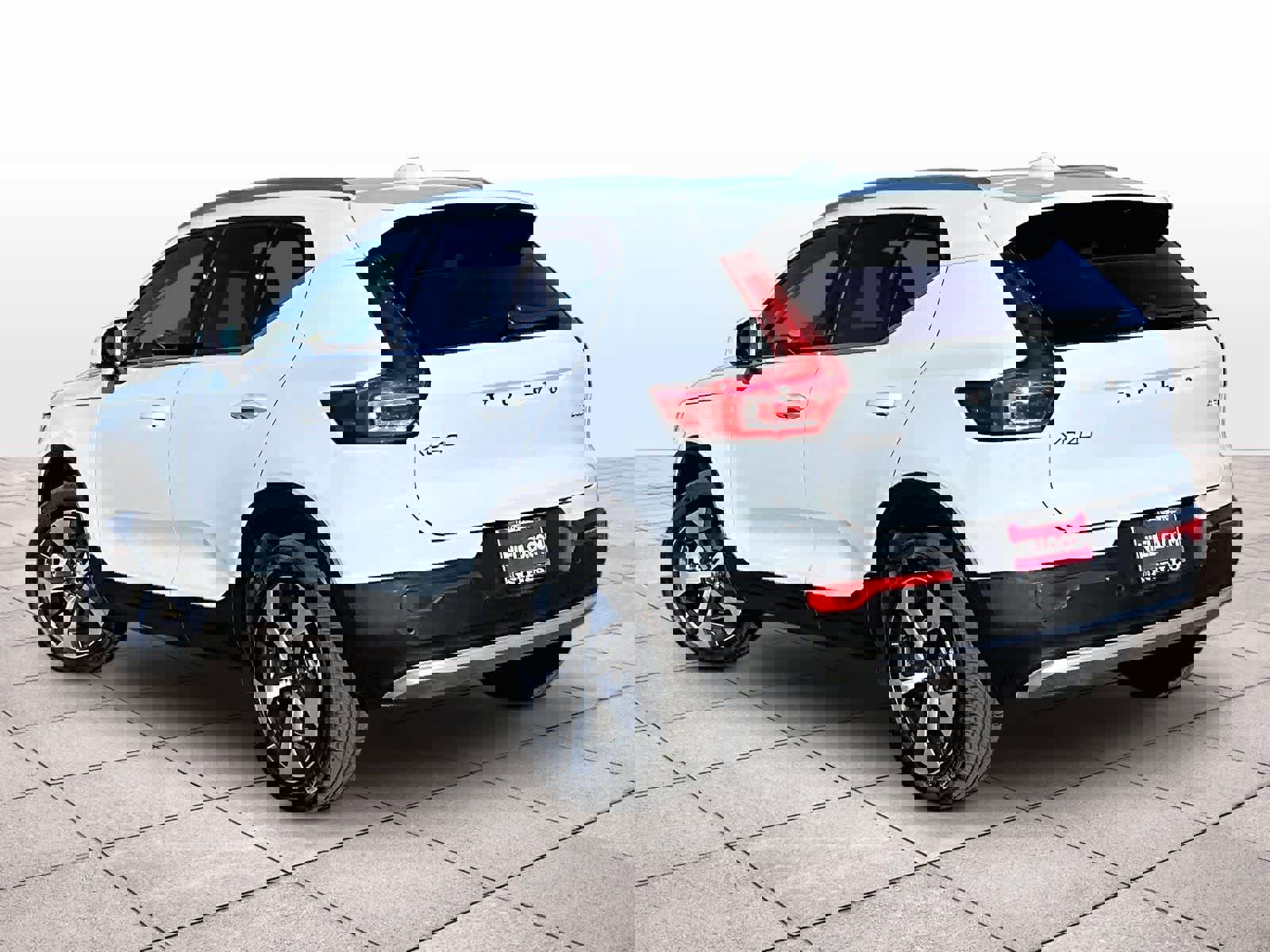 Used 2025 Volvo XC40 B5 Plus image 14