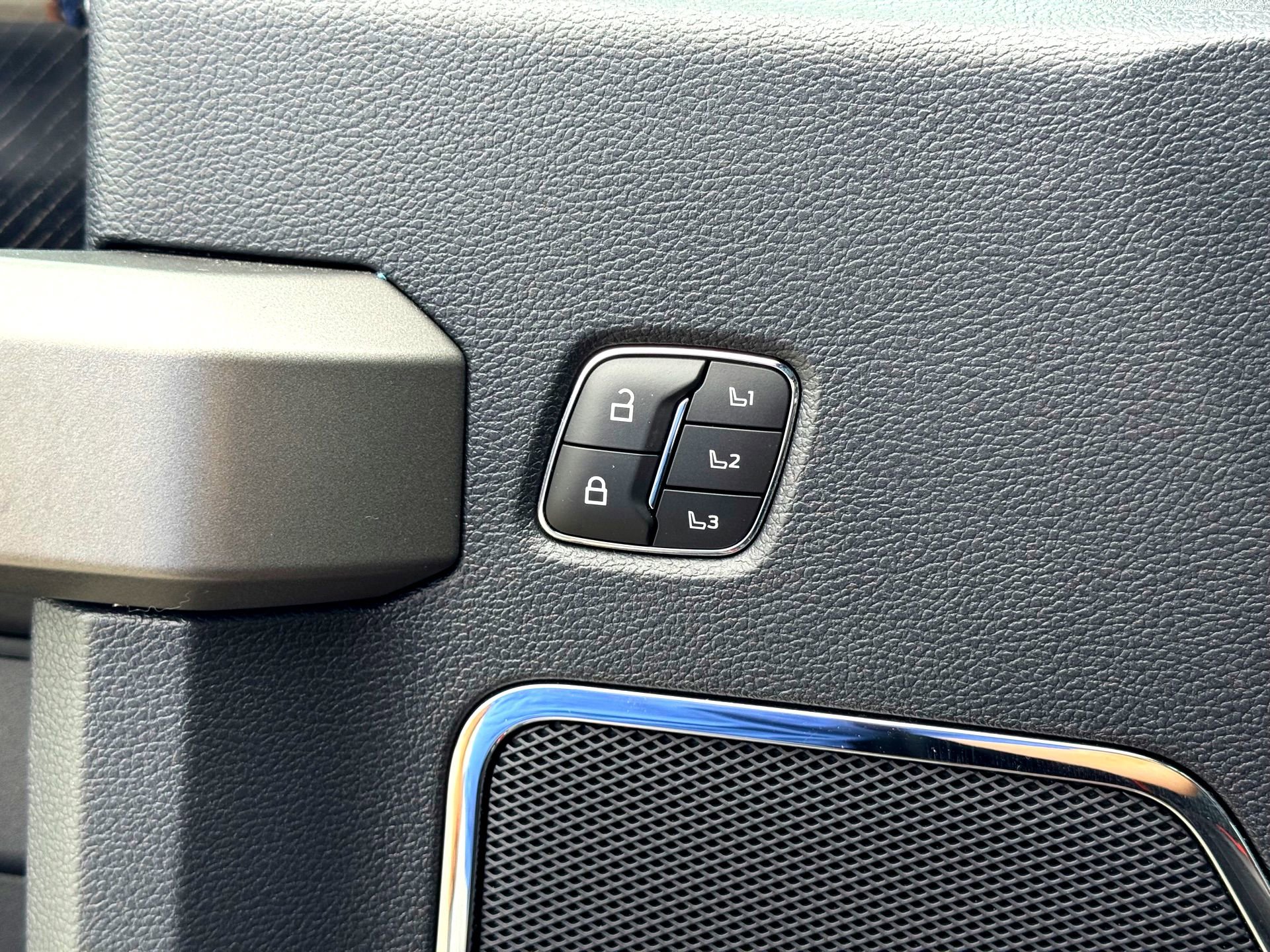 Used 2022 Ford F450 Platinum w/ FX4 Off-Road Package image 16