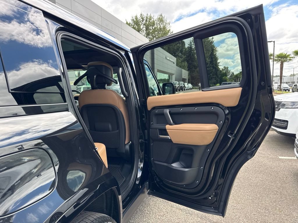 New 2026 Land Rover Defender 130 X-Dynamic SE AWD/4WD image 17
