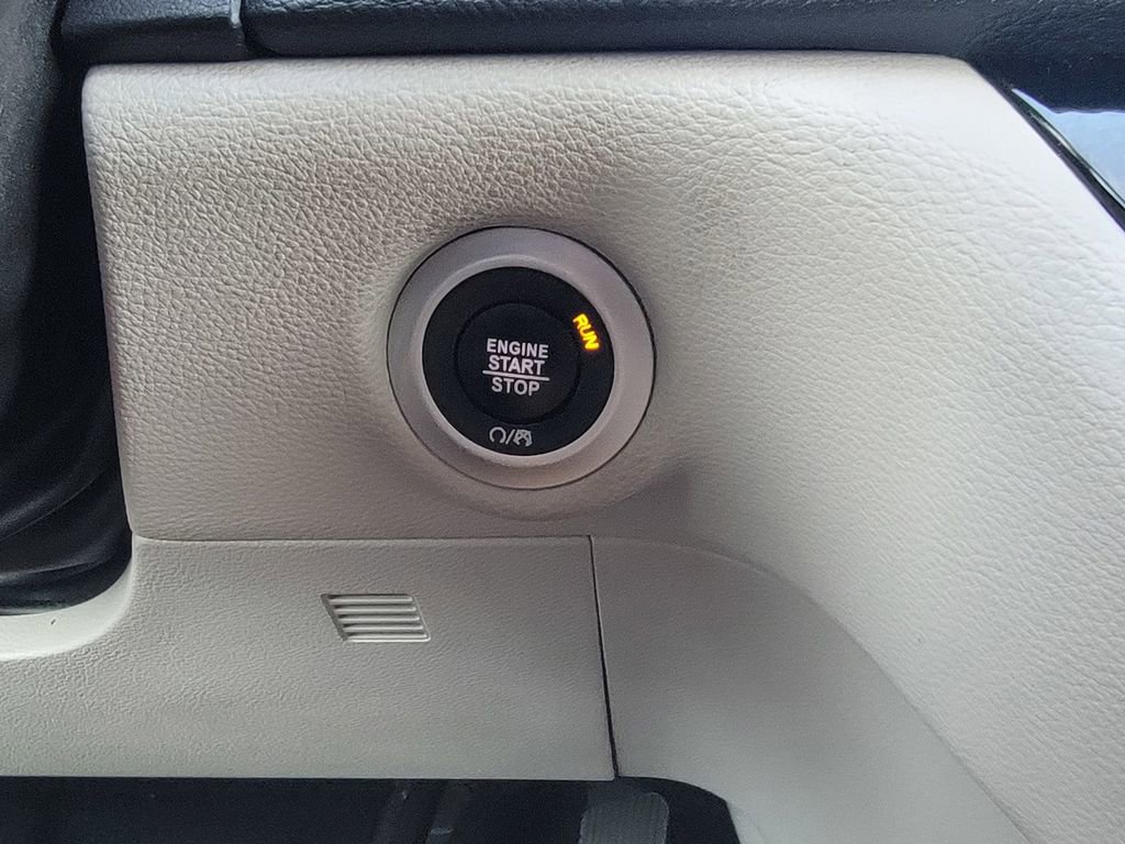 Certified 2023 Chrysler Pacifica Touring-L image 31