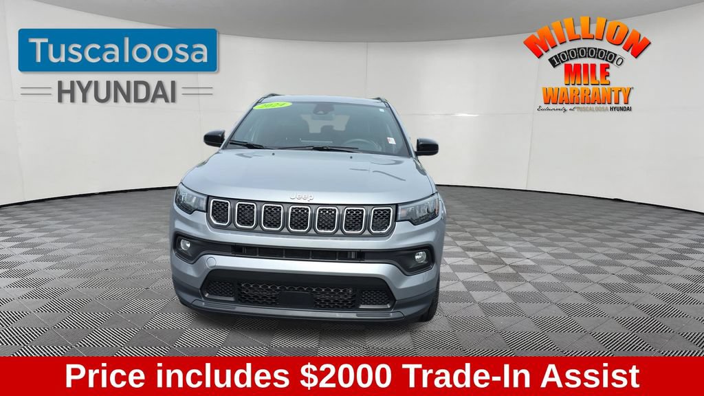 Used 2024 Jeep Compass Latitude AWD/4WD image 2