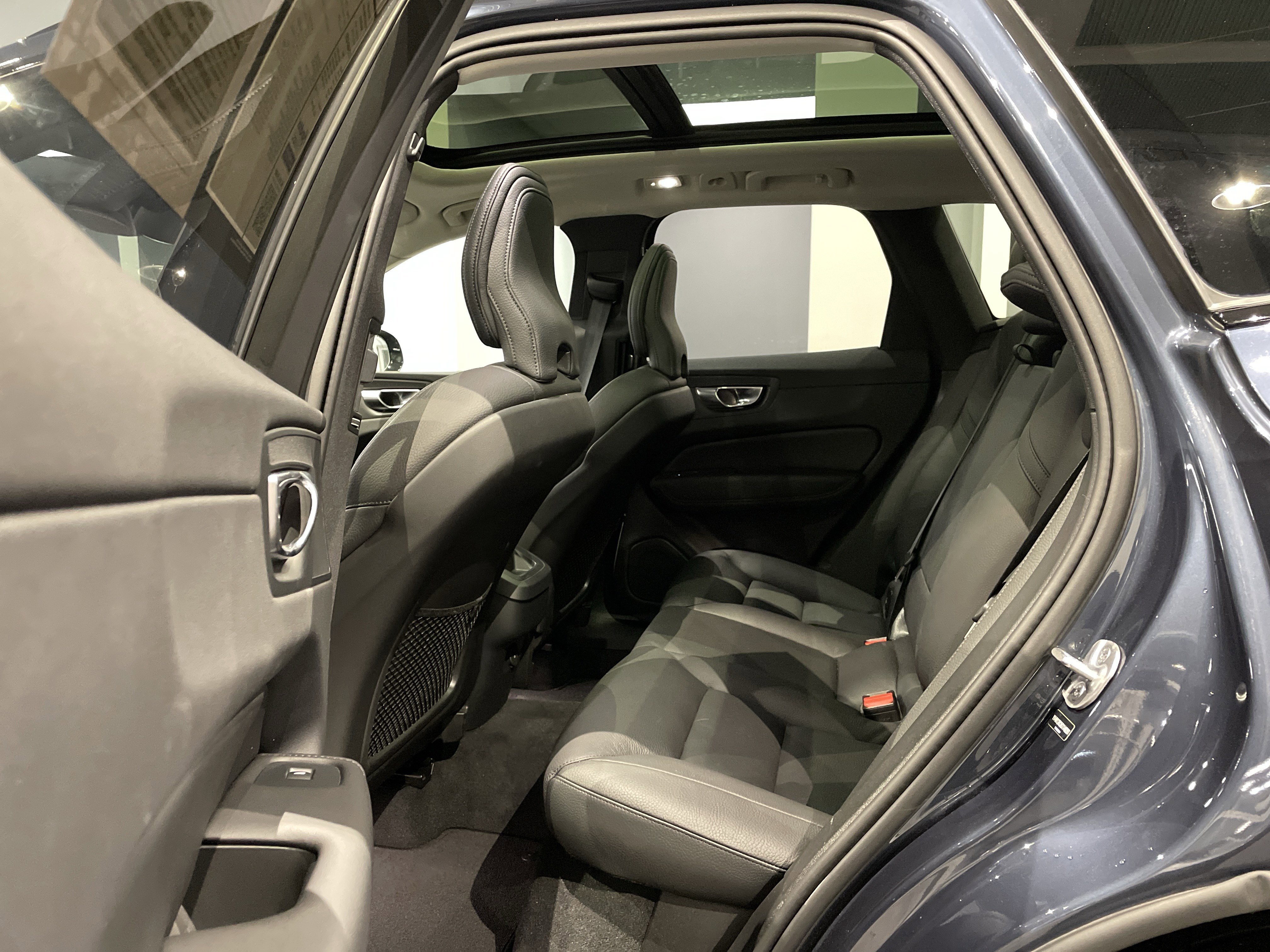 Used 2025 Volvo XC60 B5 Plus image 37