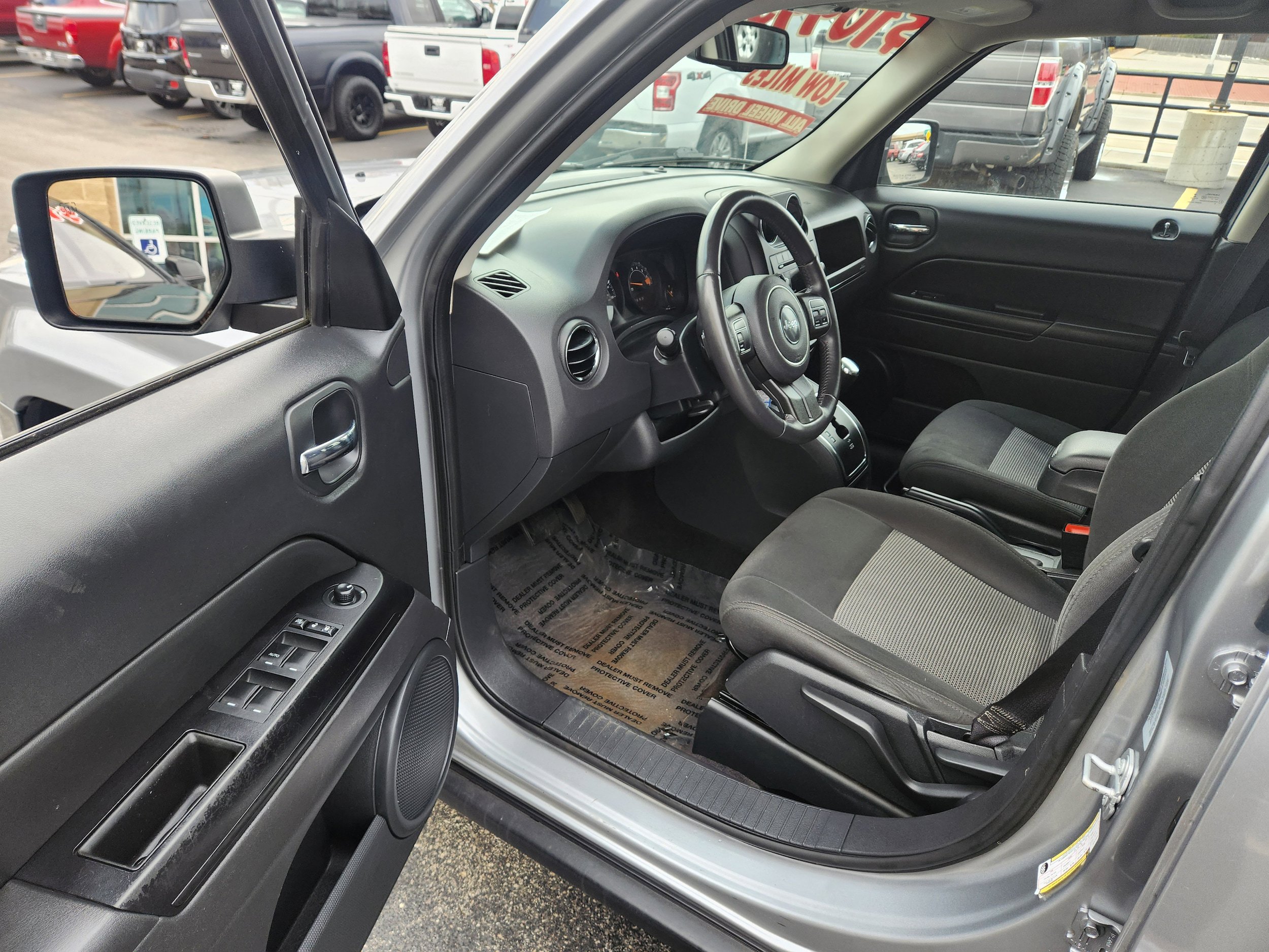 Used 2017 Jeep Patriot Latitude AWD/4WD image 5