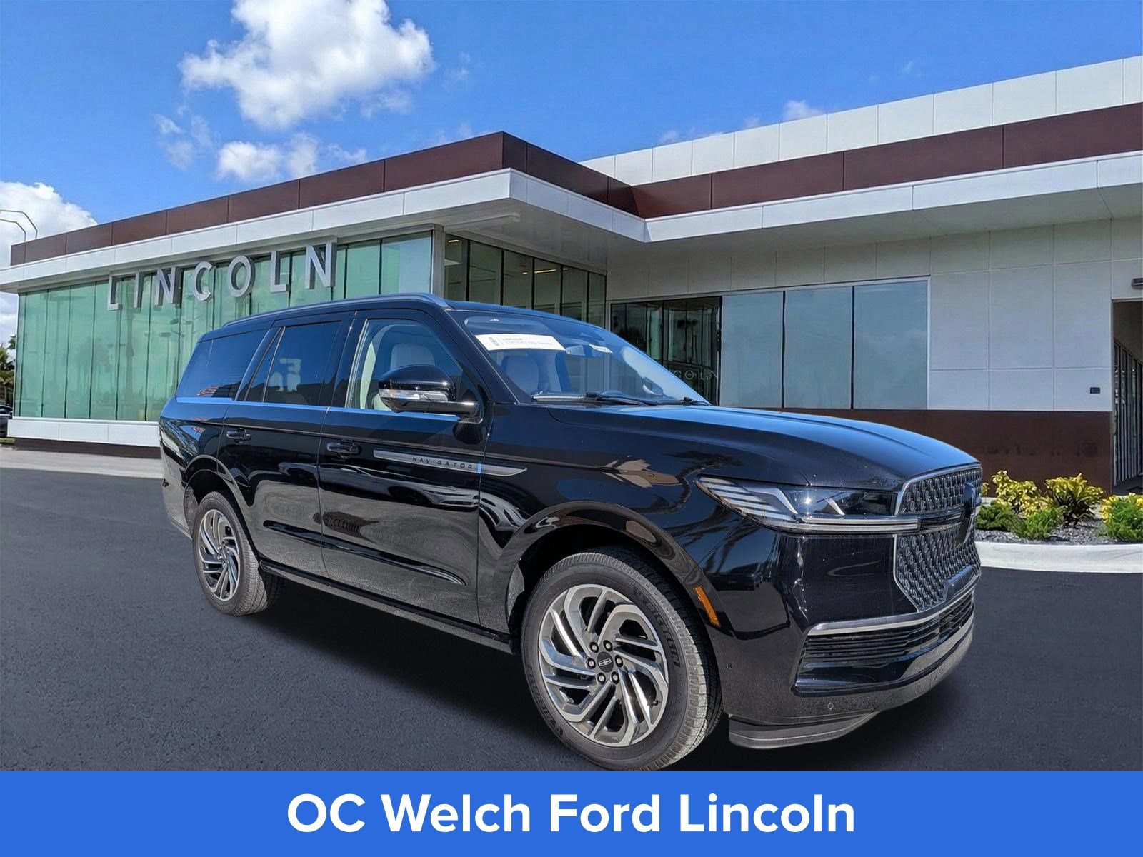 Certified 2025 Lincoln Navigator Reserve AWD/4WD image 3